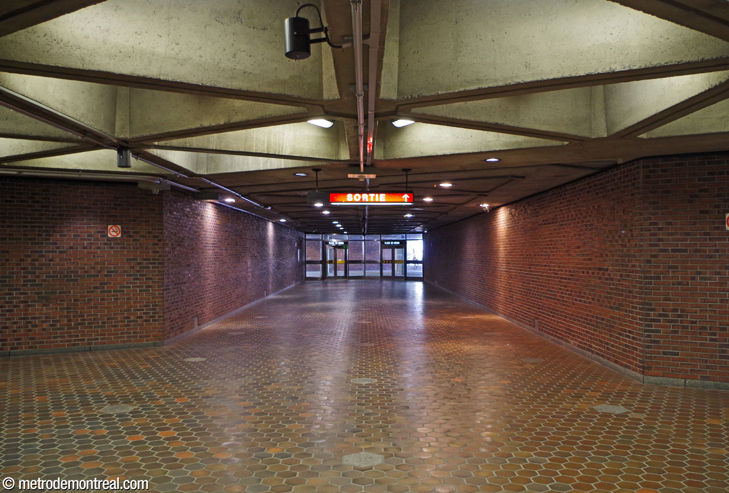 Interior view of the exit from the concourse to the underground gallery.