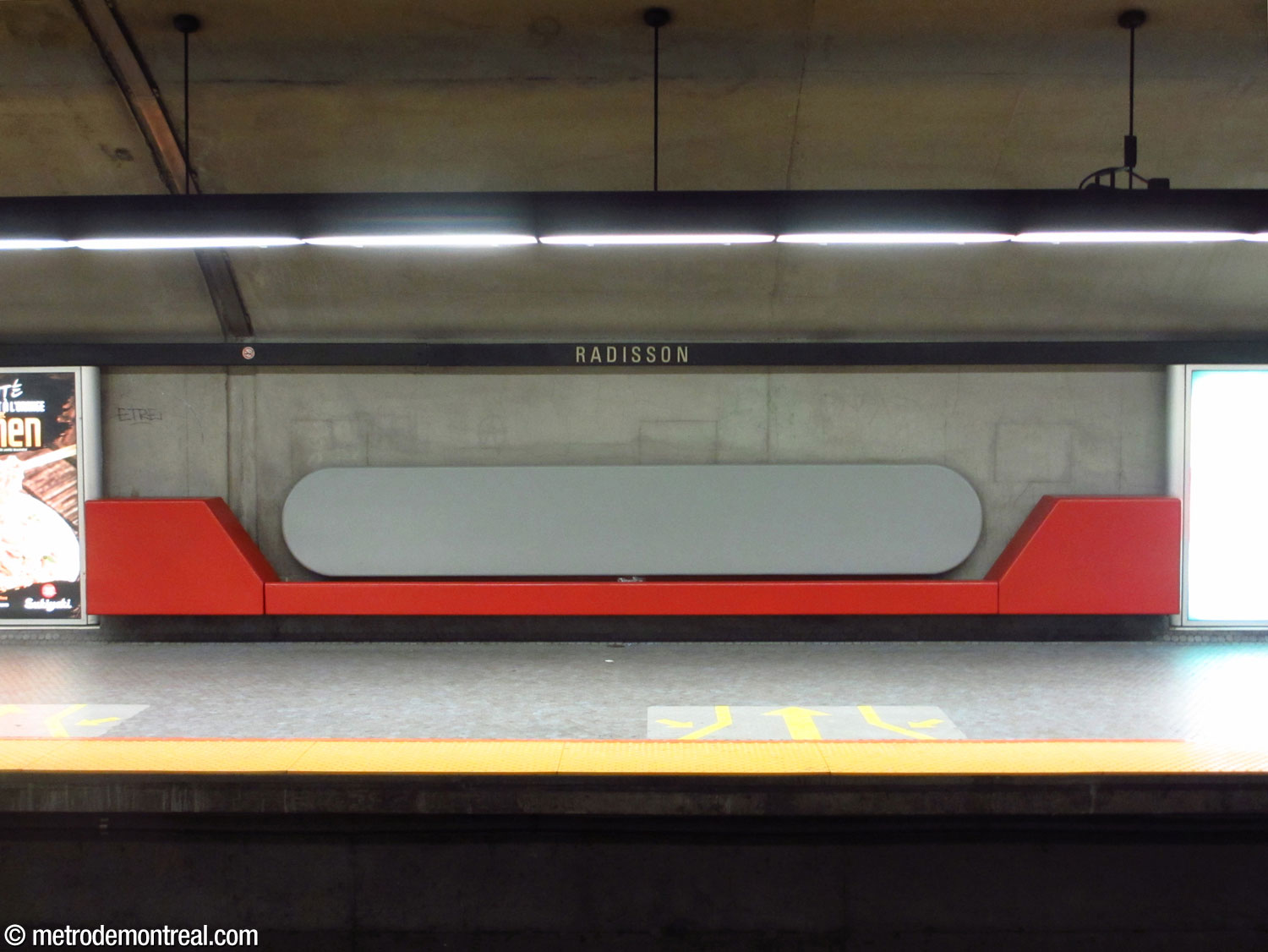 L'un des bancs rouges dans la section des quais construite en tunnel.