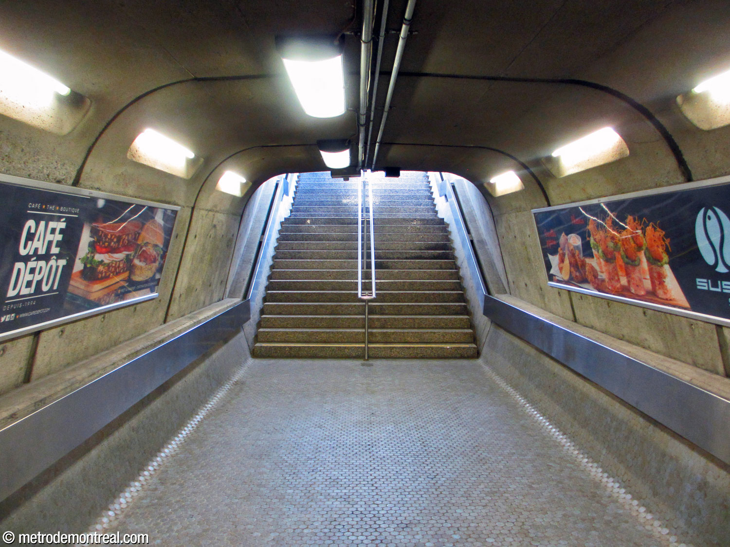 L'un des corridors au niveau de la billetterie se termine au pied de l'escalier vers l'un des édicules.