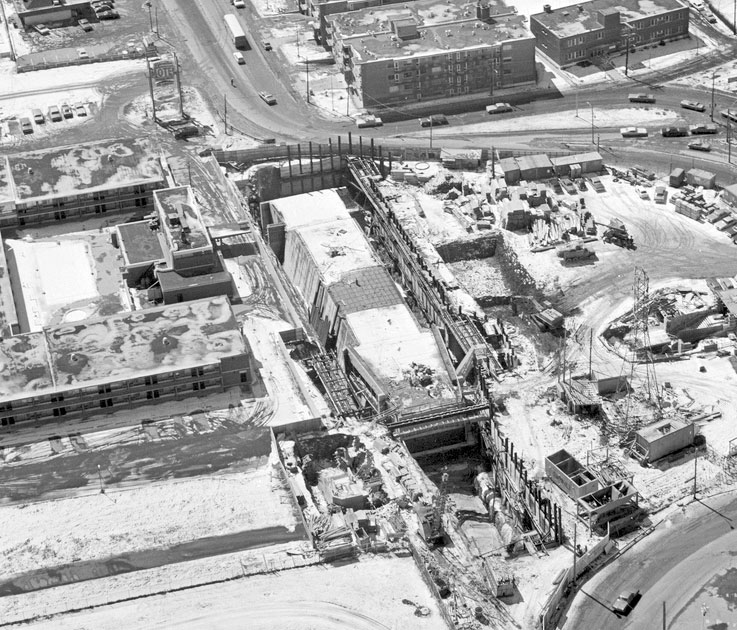 Vue aérienne de l’excavation de la station en 1974, durant la construction des murs et du toit du grand volume.