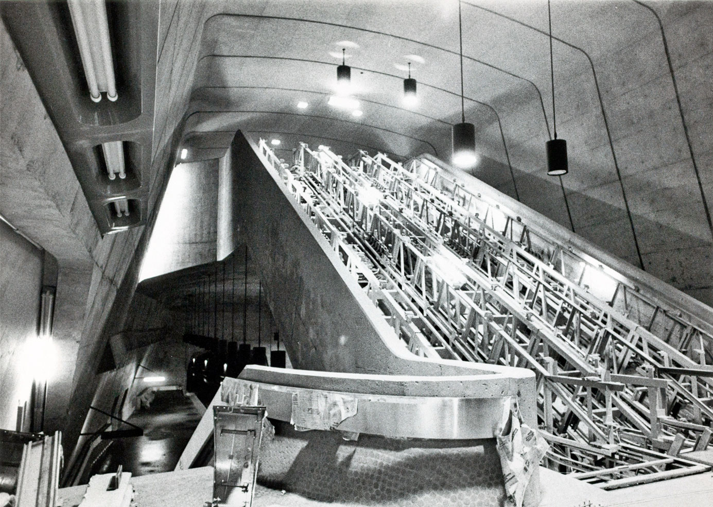 L’intérieur du grand volume et les escaliers mécaniques en construction en 1975.