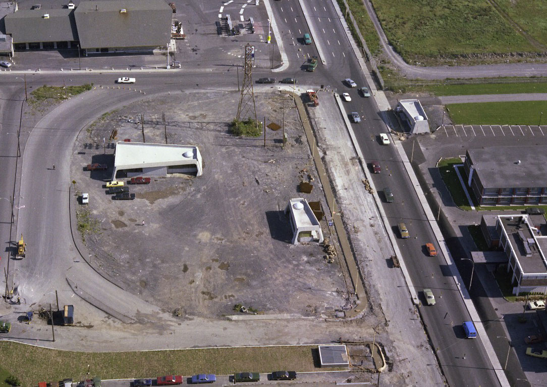 Vue aérienne des édicules en construction en 1975; on voit la forme originelle de l’édicule du terminus d’autobus (gauche).