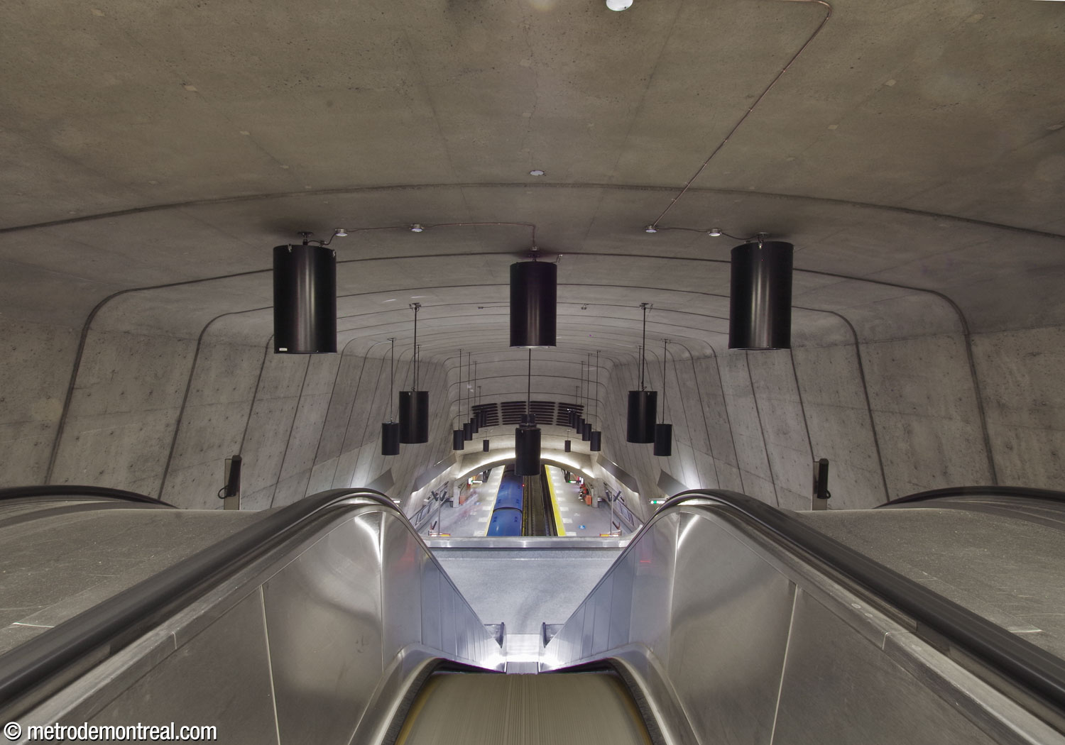 Le grand volume, vu depuis la tête de la volée centrale d’escaliers mécaniques.