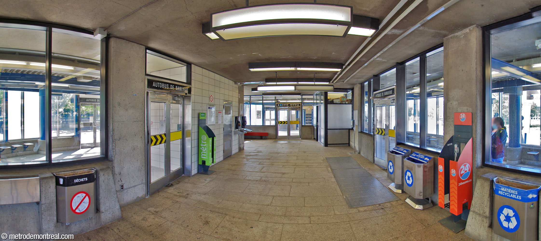 Intérieur de l'édicule du terminus d'autobus. L'espace central fermé, qui donne accès à l'escalier vers les niveaux inférieurs, est entouré par des aires d'attente définies par les murs courbes de l'extension.