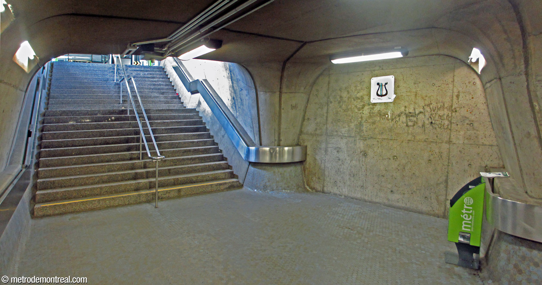 Dans le corridor menant vers le terminus d'autobus, le bout fermé d'un couloir marque l'emplacement planifié d'un tunnel qui devait relier la station au centre commercial Place Versailles