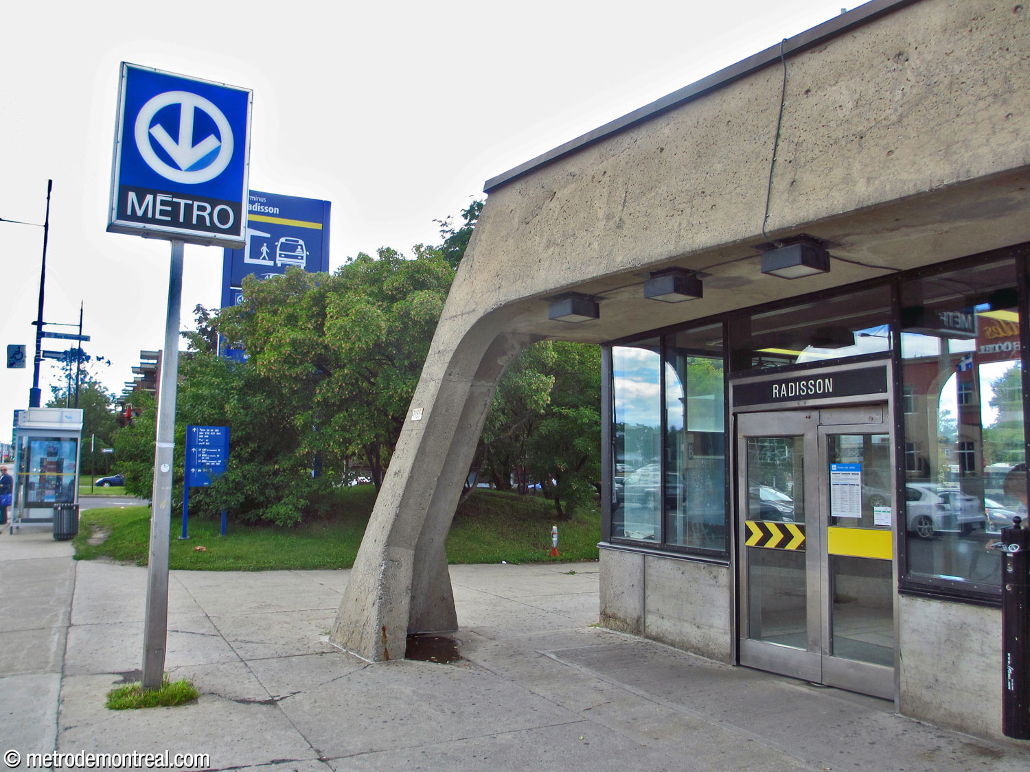 Détail de l'édicule Sherbrooke Nord, montrant l'une des colonnes externes obliques qui supportent le toit.