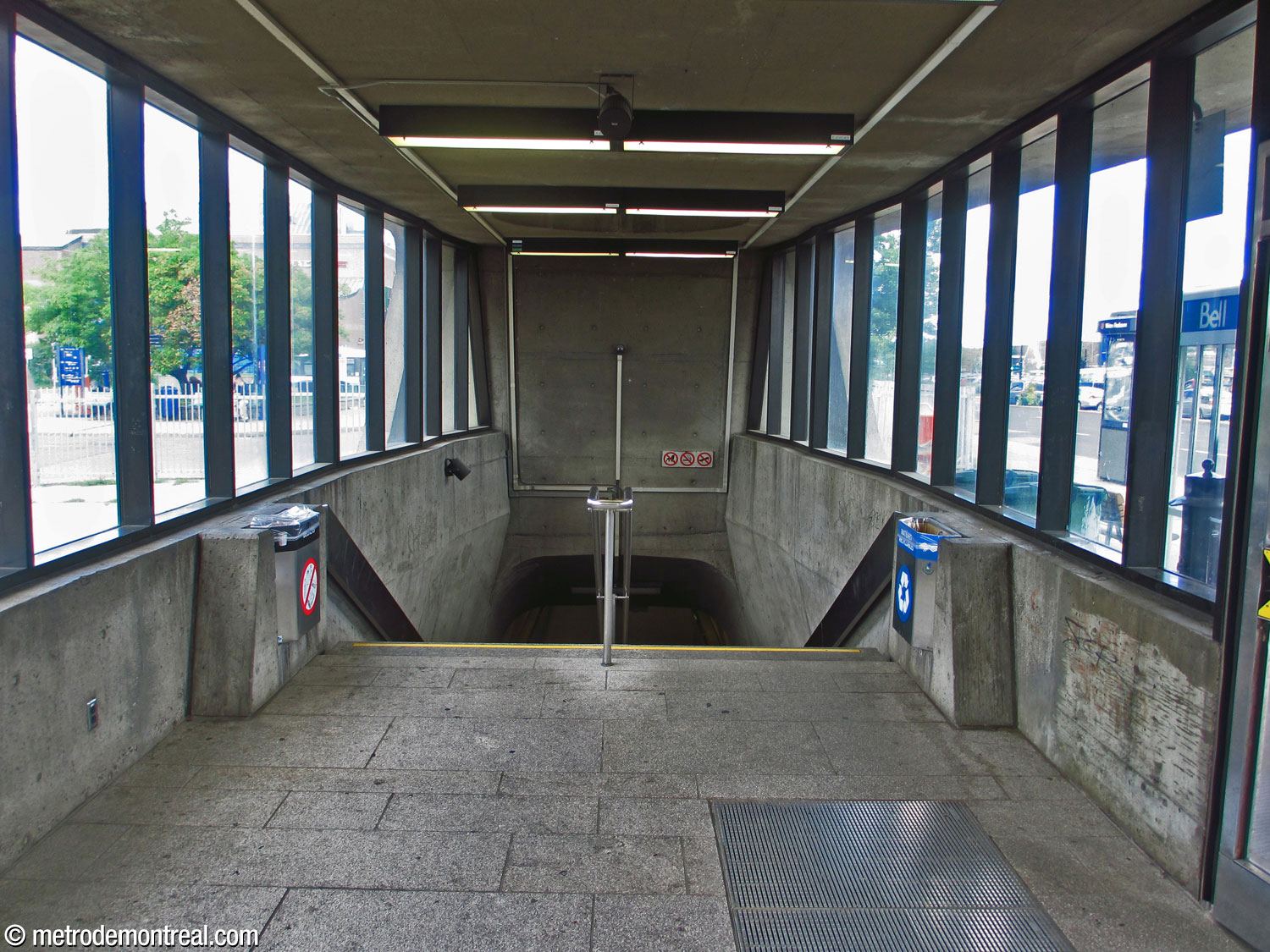 Intérieur de l'édicule Sherbrooke Nord, qui n’est guère plus large que son escalier.
