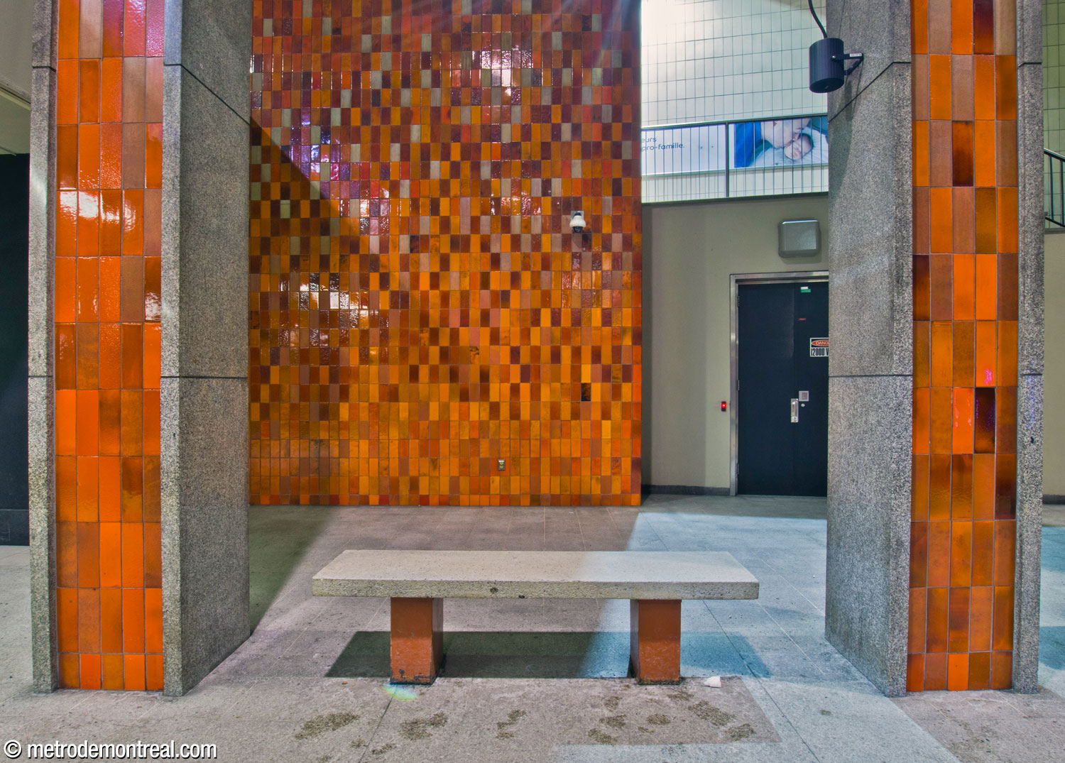 L'un des bancs de pierre du grand volume, situé entre deux colonnes.