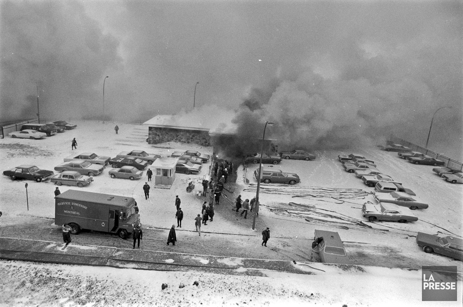 La fumée s'échappe de l'édicule de la station durant l'incendie du 23 janvier 1974.