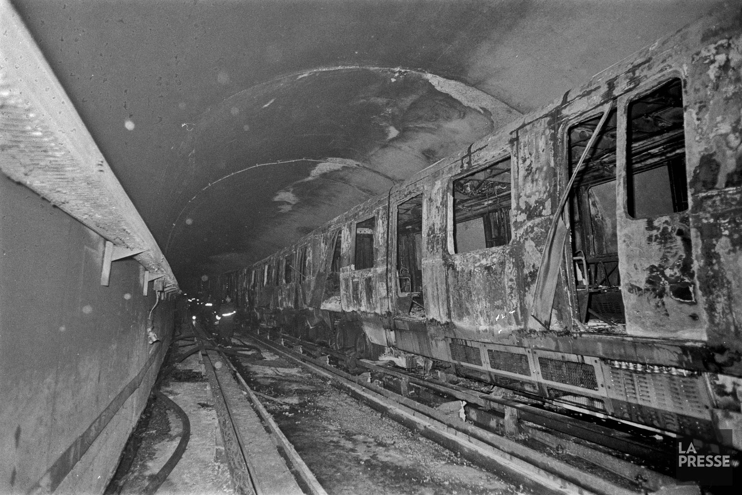 Les décombres d'un train dans le tunnel entre les stations Rosemont et Laurier, à la suite de l'incendie du 23 janvier 1974.