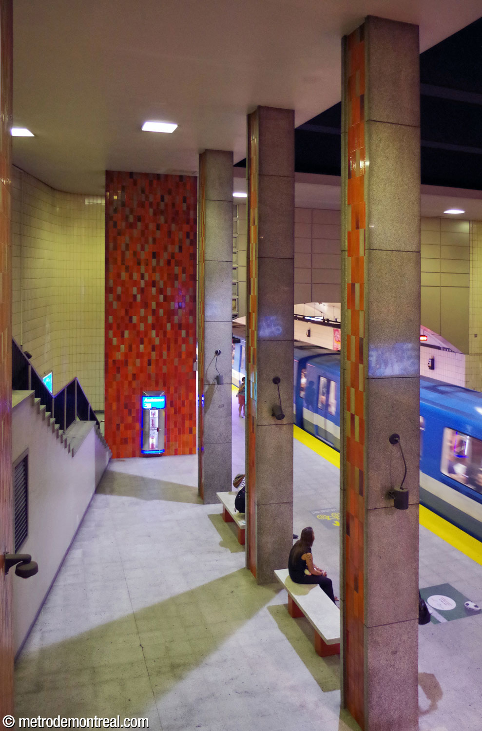 Vue de l'espace derrière l'une des colonnades, à partir de la passerelle.
