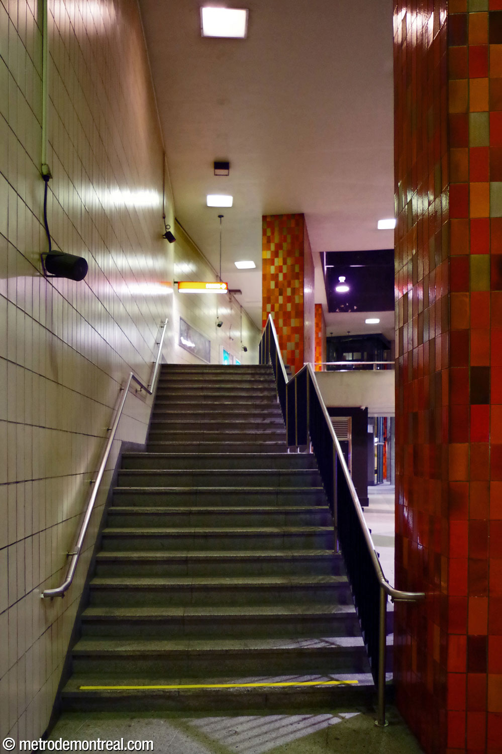 L'un des escaliers entre le quai et la passerelle, longeant le mur oblique du grand volume.