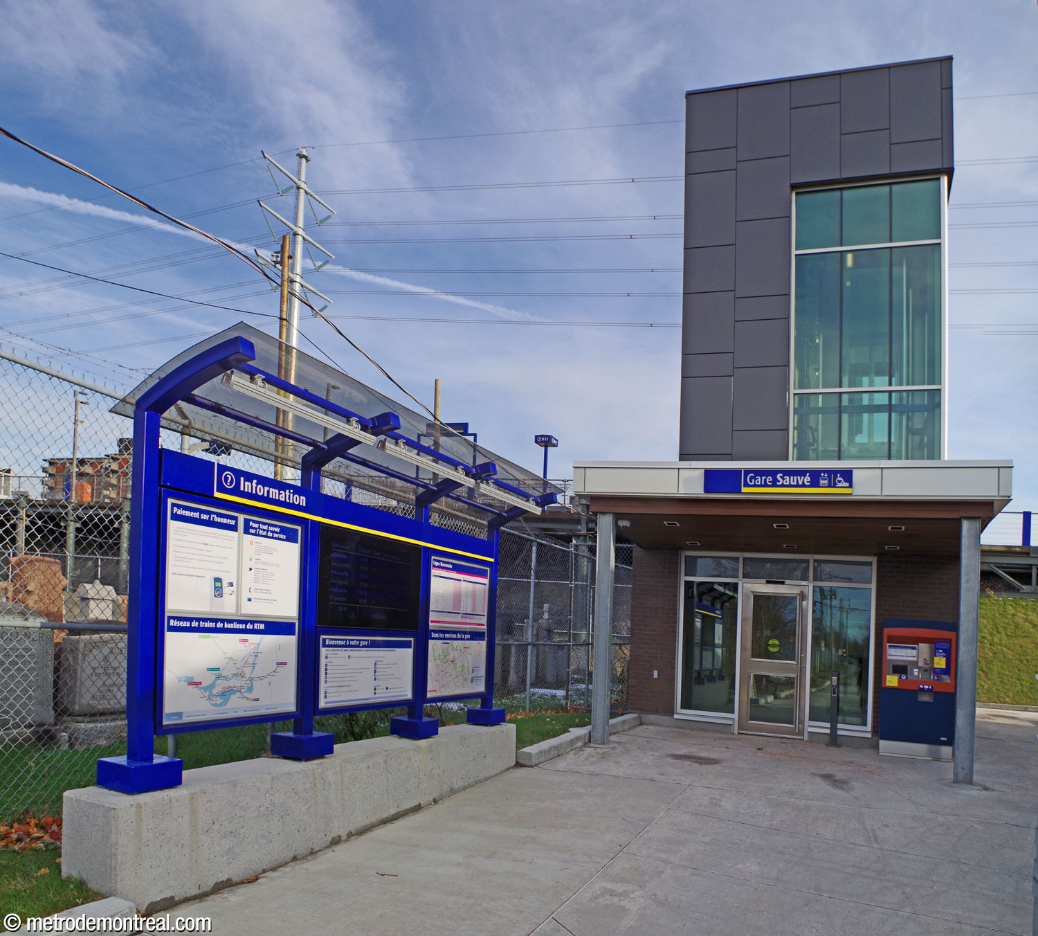 Façade de l'édicule de la gare intermodale, située à l'angle des rues Saint-Denis et du Port-Royal.