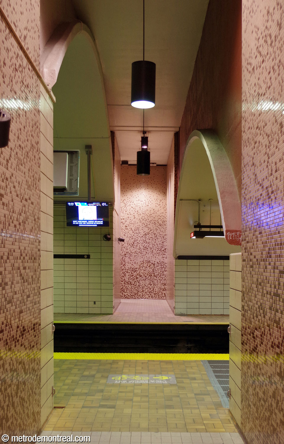 Les bouches des couloirs entre les quais et les escaliers créent un effet dramatique de par leur hauteur et leur encadrement entre deux voûtes de hauteur différente. Malheureusement, cet effet augmente également l'impression d'étroitesse inconfortable.