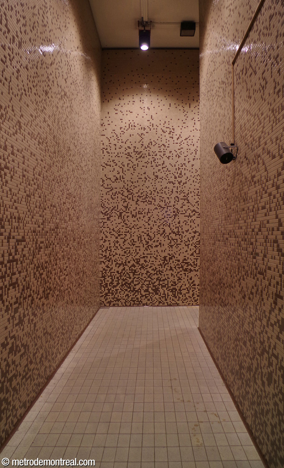 L'angle droit brusque dans ce couloir haut et étroit entre un quai et son escalier réduit la visibilité, ce qui empire l'effet claustrophobe.