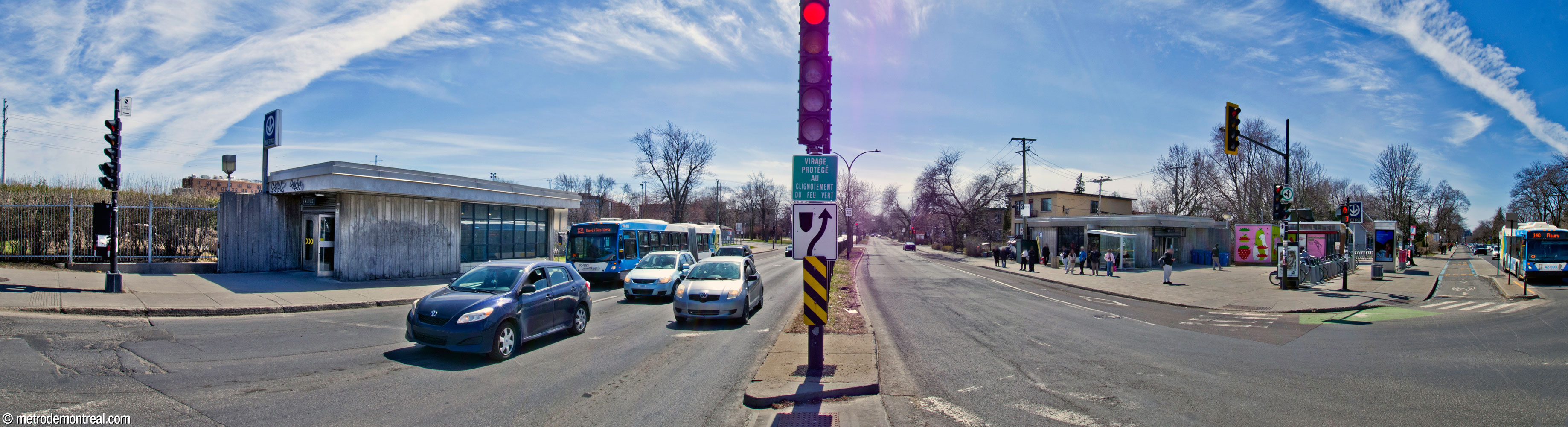 Les édicules de la station sont situés de part et d'autre de la rue Sauvé, avec l'édicule principal du côté nord (droite).