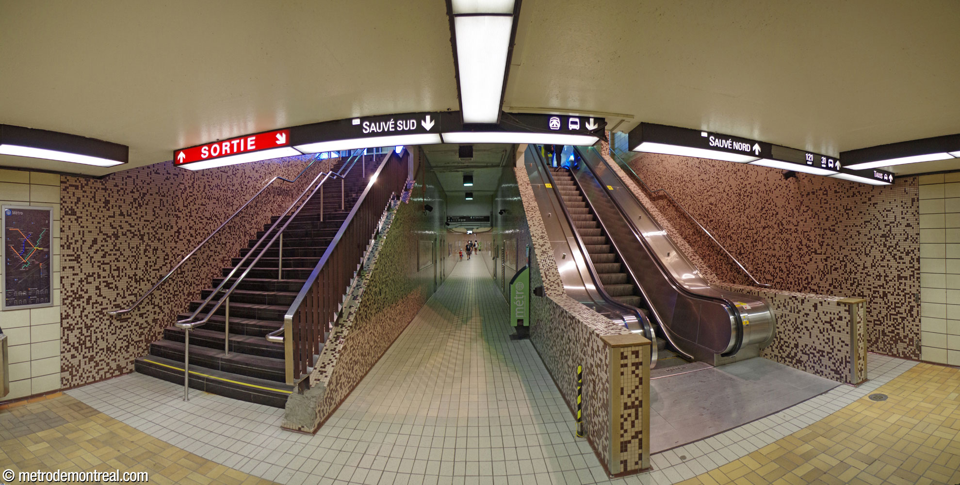 Les escaliers montant de la salle de contrôle vers l'édicule Sauvé Nord flanquent le tunnel passant sous la rue Sauvé vers la sortie Sauvé Sud. Cet escalier, comme ses homologues au niveau inférieur, est encadré par des murets.