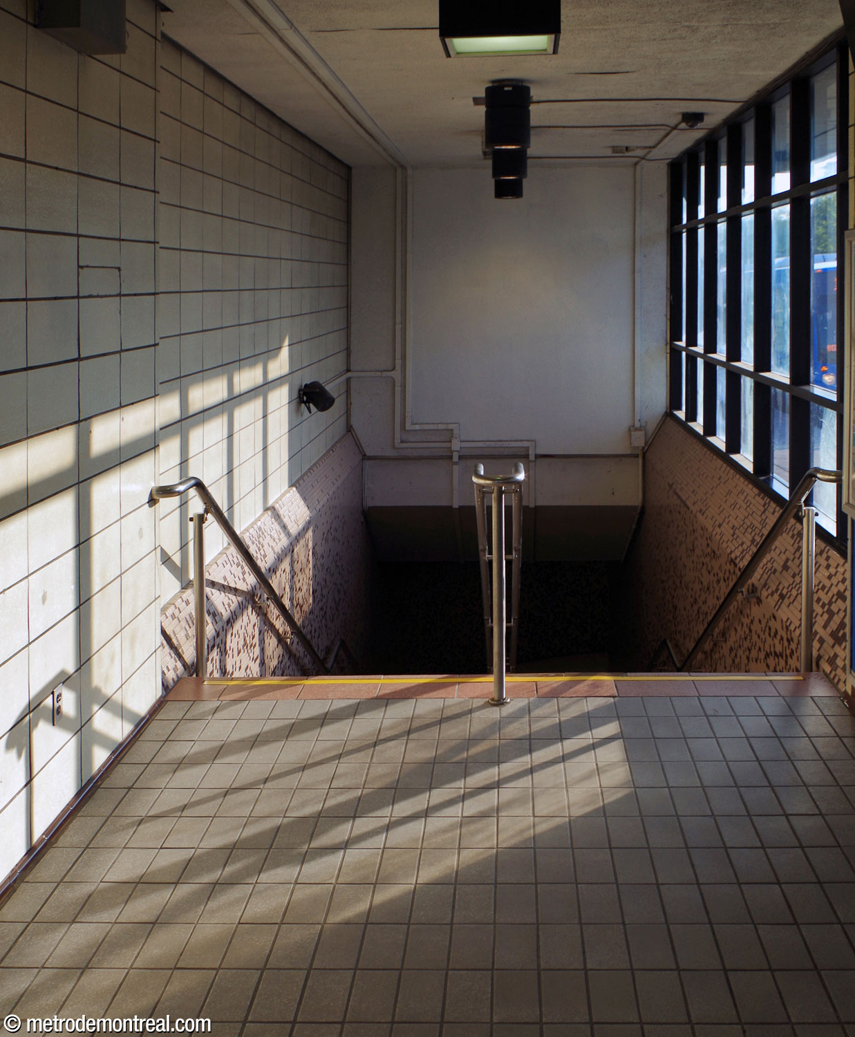 Intérieur de l'édicule Sauvé Sud. Sa taille minuscule est palliée en partie par l'éclairage naturel abondant fourni par la baie vitrée au-dessus de l'escalier.