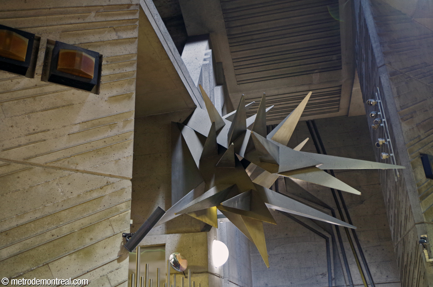 La sculpture Calcite de Maurice Lemieux se projette dans le grand volume de la billetterie.