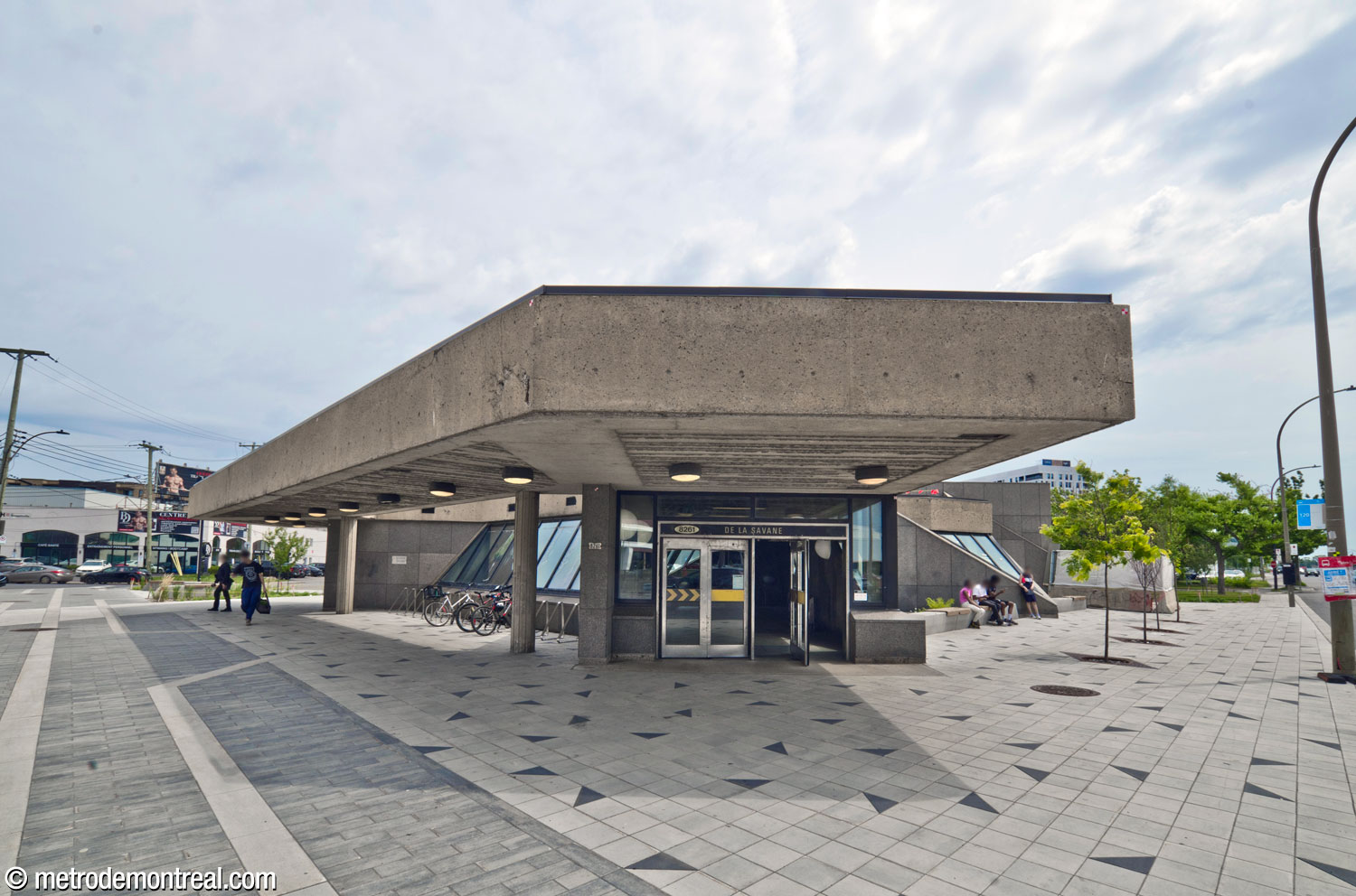 The Boulevard Décarie entrance to the headhouse, sheltered by the overhang of the projecting roof.
