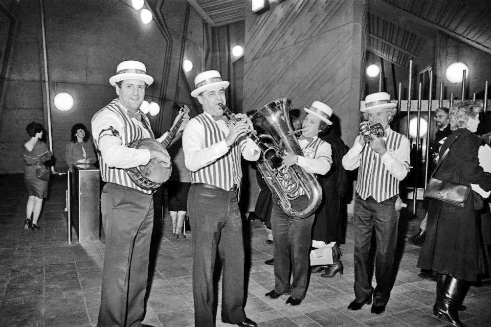 Performance musicale lors de l'inauguration de la station, le 9 janvier 1984