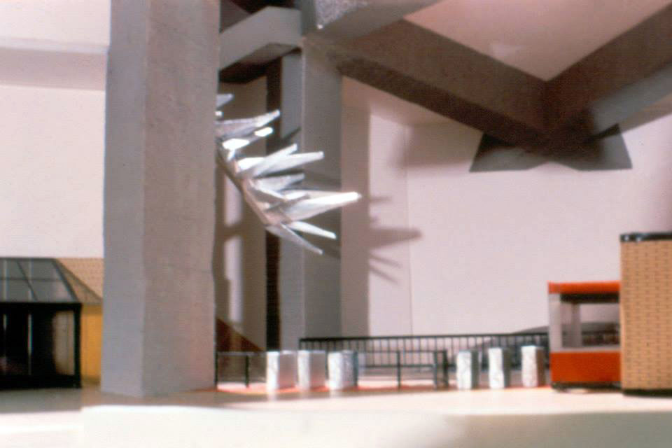 Maquette architecturale du grand volume de la billetterie, avec la sculpture Calcite de Maurice Lemieux