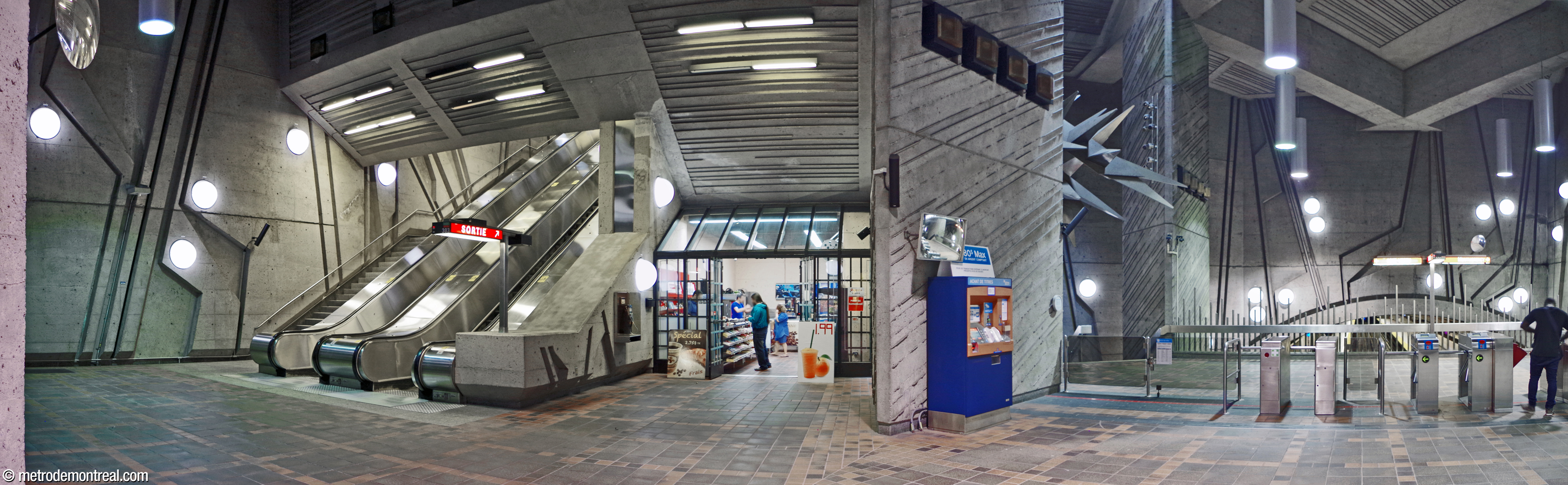 Panorama de la billetterie. À gauche, l'escalier vers la sortie; au centre droit, la sculpture Calcite de Maurice Lemieux ressort d’entre deux grandes piles triangulaires; à droite, les tourniquets et le parapet donnant sur les quais.