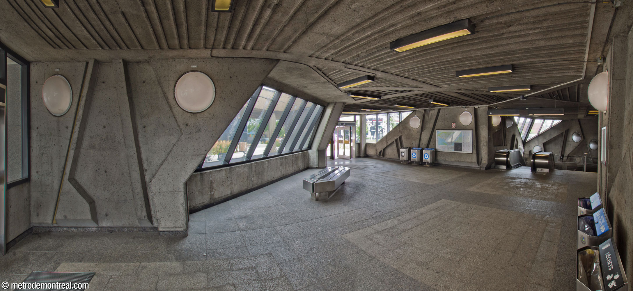 Une autre vue de l’intérieur de l’édicule depuis l’entrée du boulevard Décarie (gauche). L’entrée de la rue de Sorel est au centre; les escaliers sont à droite.