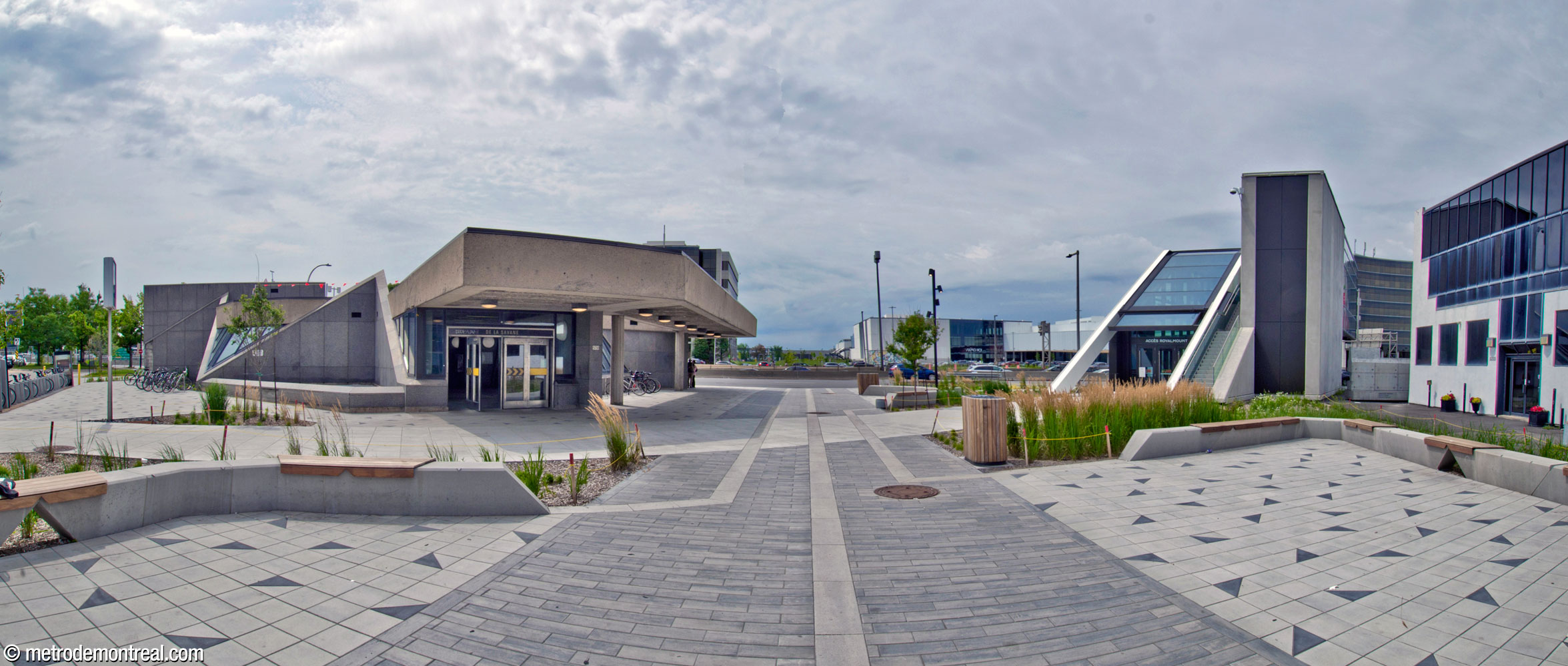 Suite à la construction du centre commercial Royalmount et la passerelle (gauche) qui le relie à la station en franchissant l’autoroute Décarie, la zone au nord de l’édicule à l’entrée de la passerelle a été reconstruite en place piétonnière. L’entrée de l’édicule depuis la rue de Sorel est visible ici.