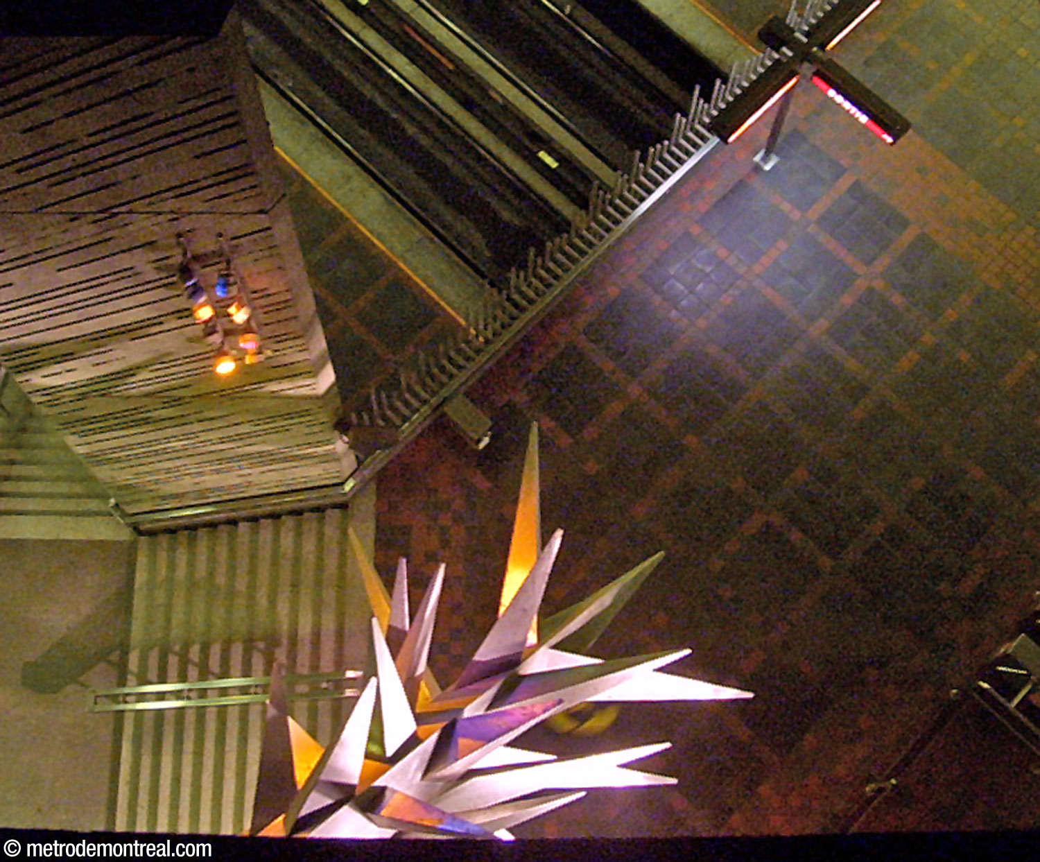 La sculpture Calcite de Maurice Lemieux, autrefois illuminée par un jeu de lumières colorées, vue depuis l’édicule à travers le puits de lumière.
