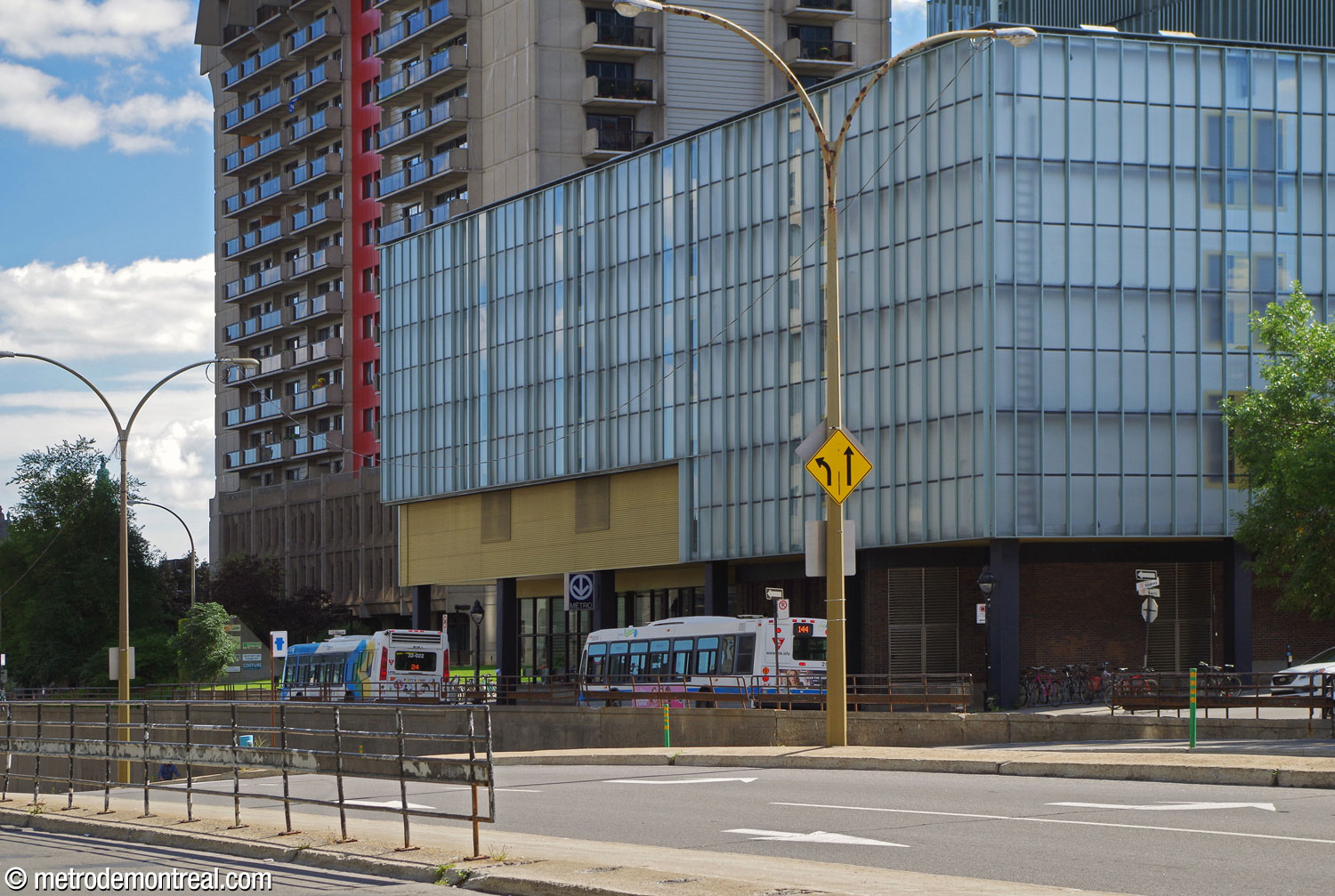 The Berri Ouest entrance, integrated into the ground floor of the ITHQ building.