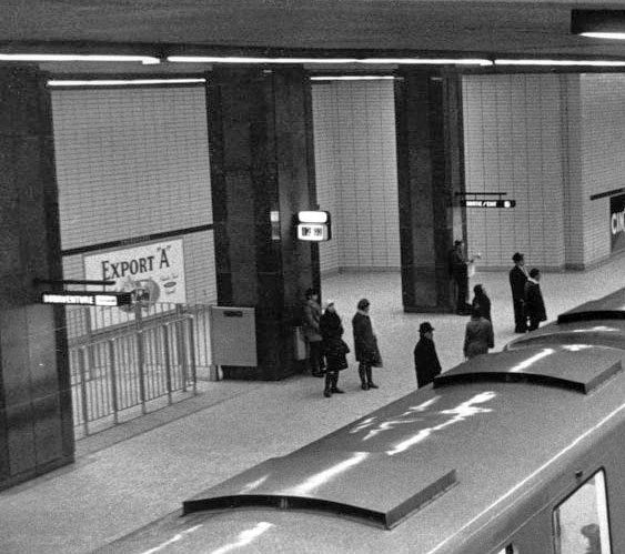 The traffic flow barriers ended in gates that closed when trains were arriving, preventing passengers from running for the trains. Disembarking passengers could leave freely.