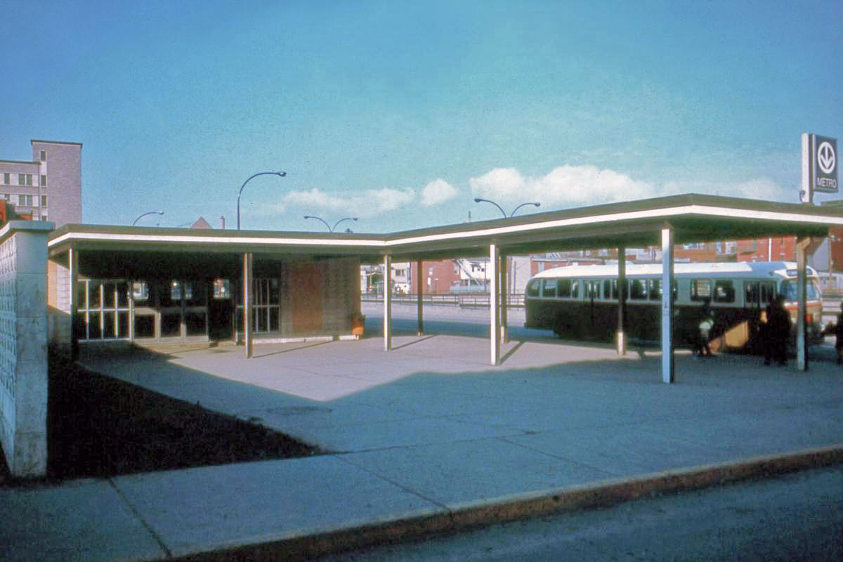 The temporary headhouse on the Berri Ouest entrance, originally the station's only entrance, prior to its integration into the ITHQ building.