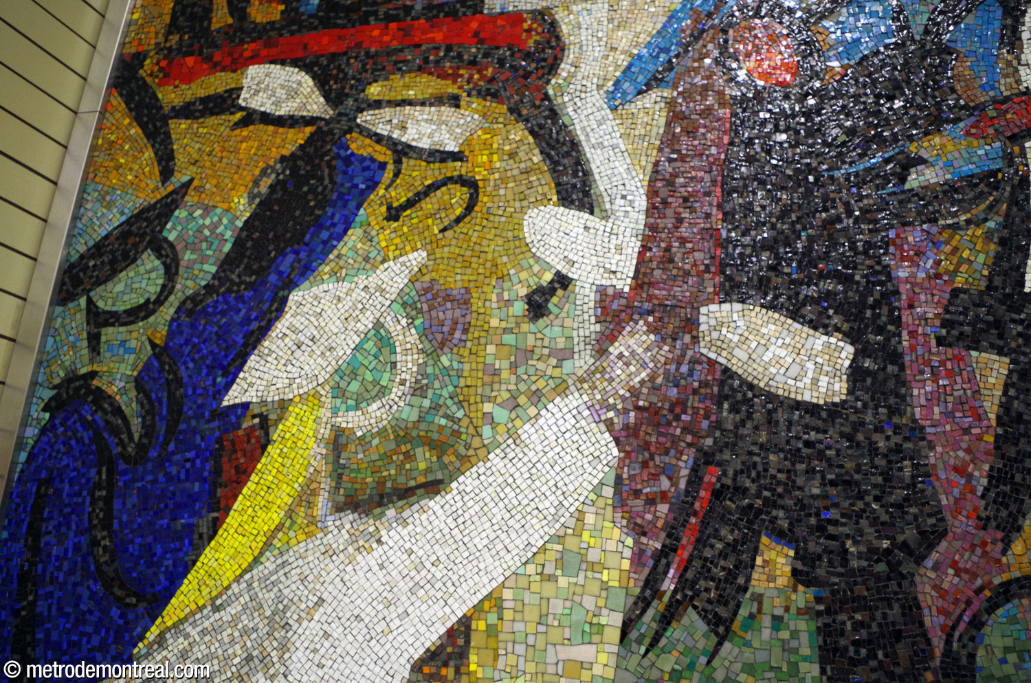Detail of the mosaic by Gabriel Bastien and Andrea Vau on the Côte-Vertu platform.
