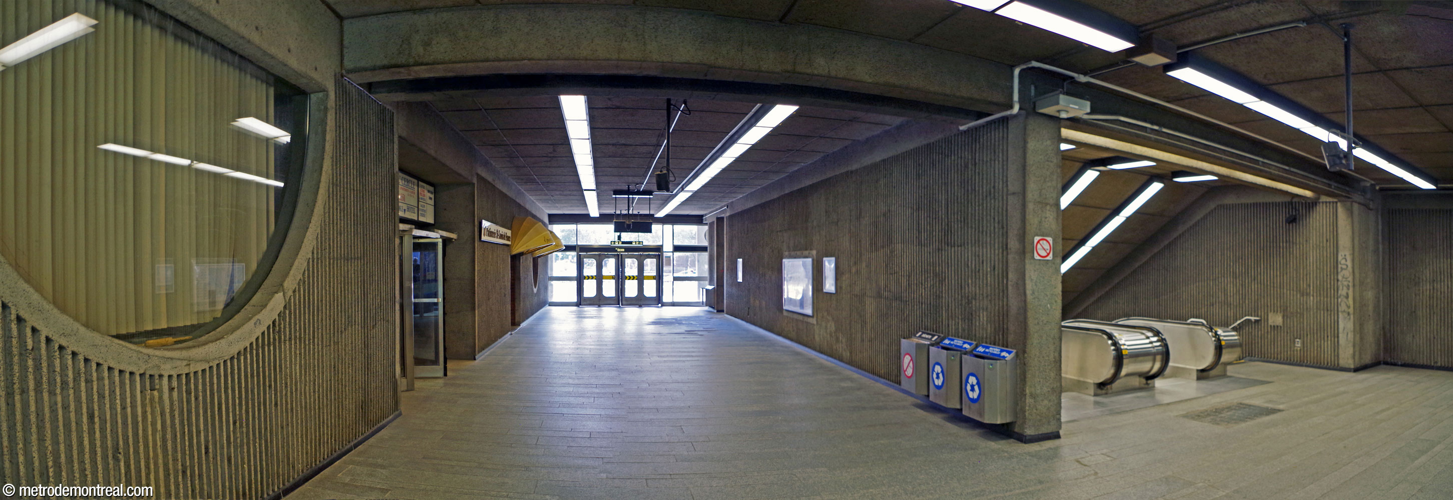 Interior of the Berri Est entrance. Its Brutalist style is consistent with its 1972 construction date but rather out of keeping with the rest of the station and indeed the initial network. The exit is at the end of the space, the stairwell down to the station is at right. At left is a hallway leading to businesses on the ground floor of the building.