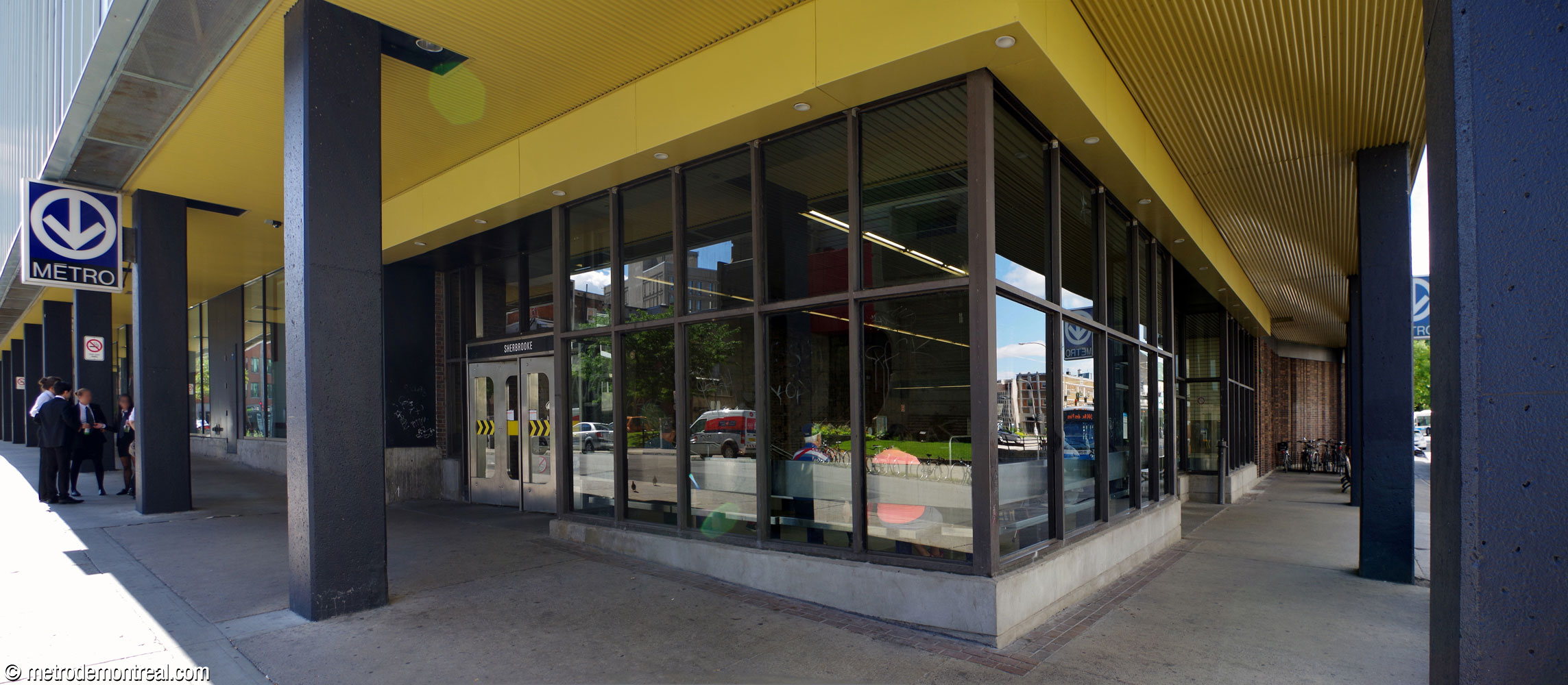The southwest corner of the exterior of the Berri Ouest entrance.