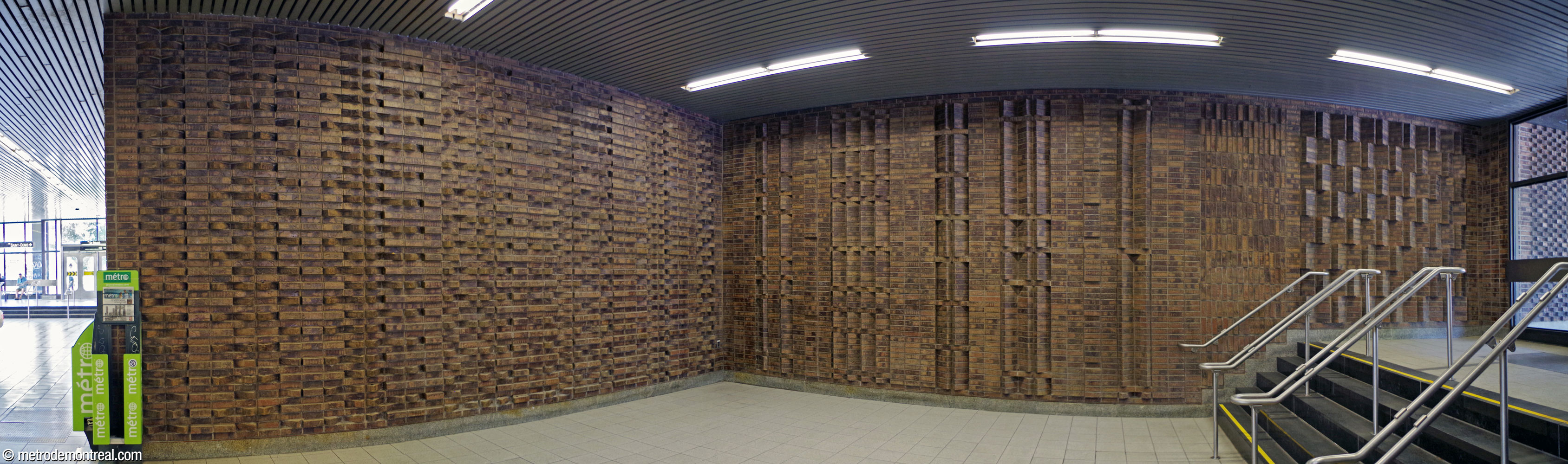Panorama of Mario Merola's brickwork relief Rivières in the Berri Ouest entrance, adjacent to the exit onto Rue de Malines (right).