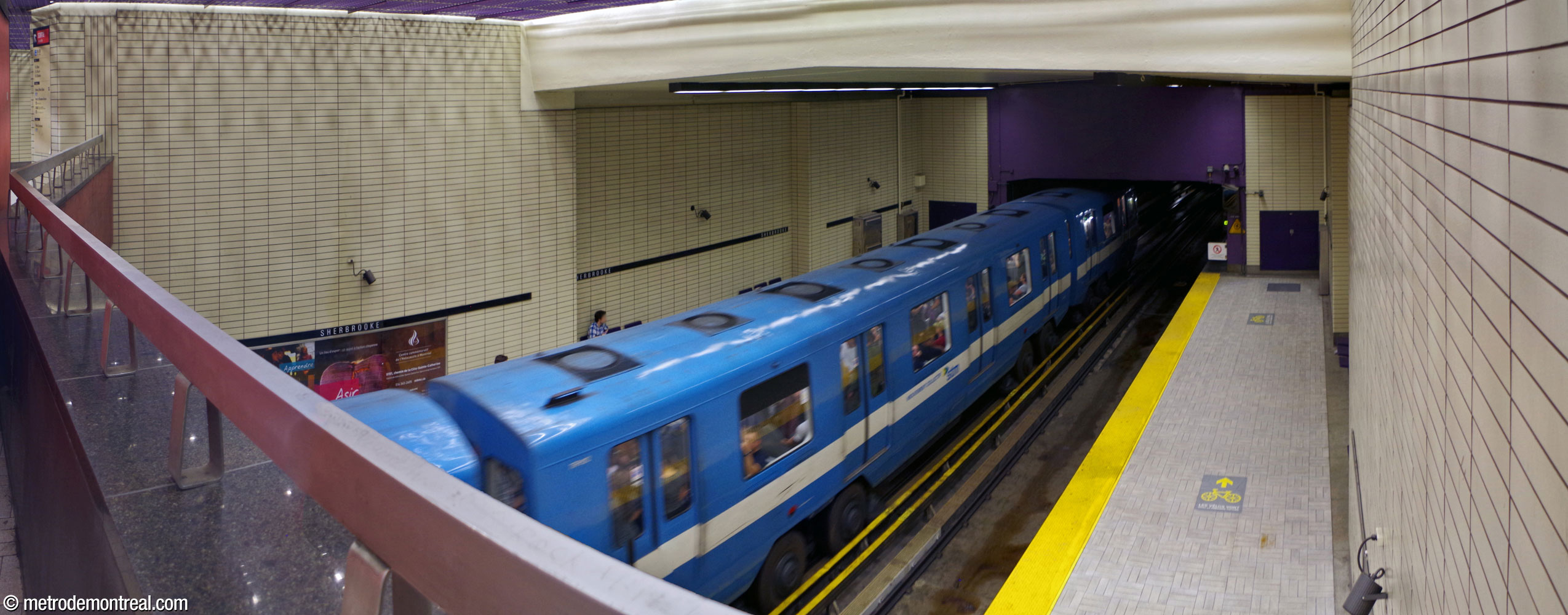 The overlook from the rear of the mezzanine onto the south end of the platforms.