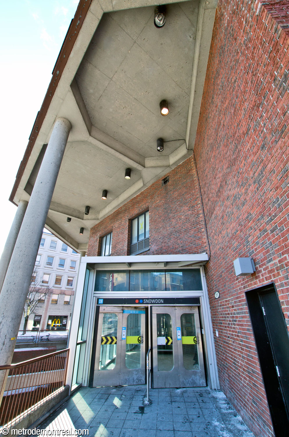 The entrance to the headhouse from Chemin Queen-Mary.