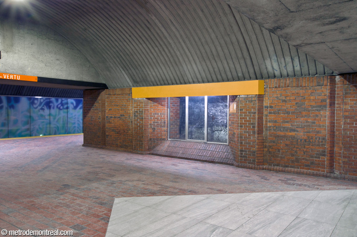 Three of the transverse tunnels on the upper platform level feature windows looking onto the underlying bedrock, with interpretive panels explaining the geology thus revealed.