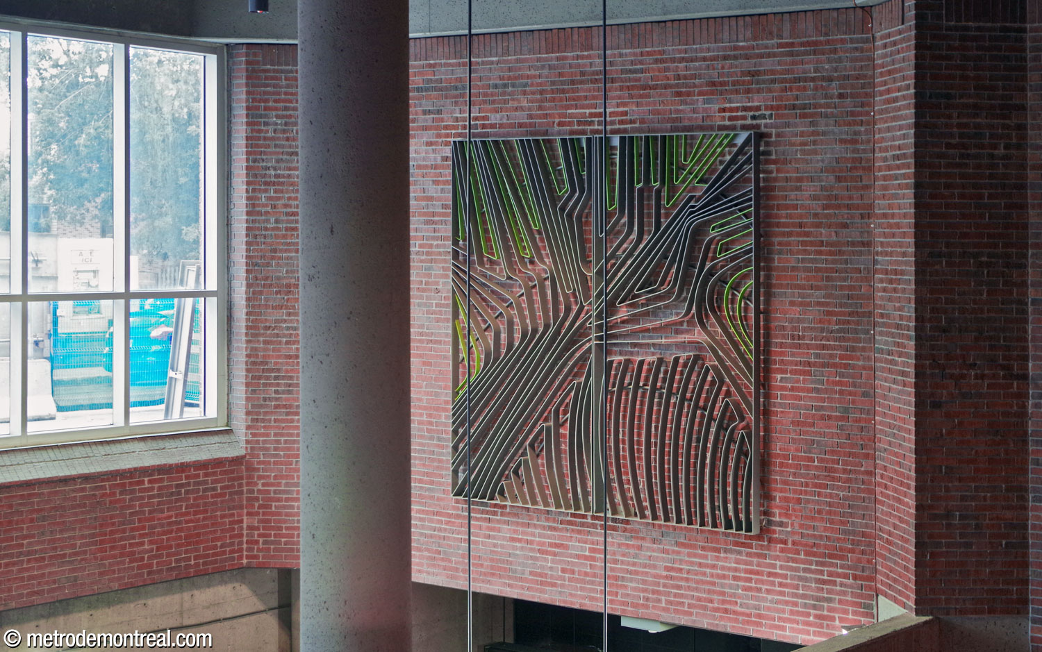 A sculptural grille by station architect Jean-Louis Beaulieu. Formerly used as a set of gates on the rear of the building, it was reinstalled in the volume over the ticket hall during the 2013-2016 renovations.