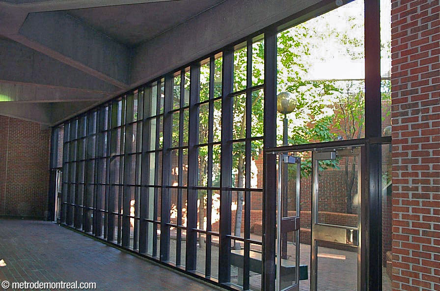 The station's sunken garden prior to 2013, seen from the ticket hall level