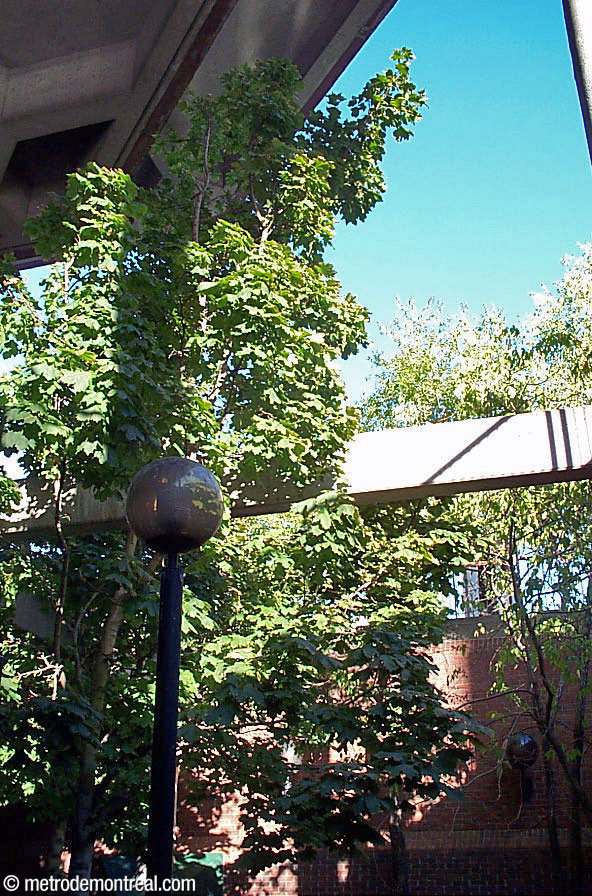 The station's sunken garden prior to 2013, seen from within
