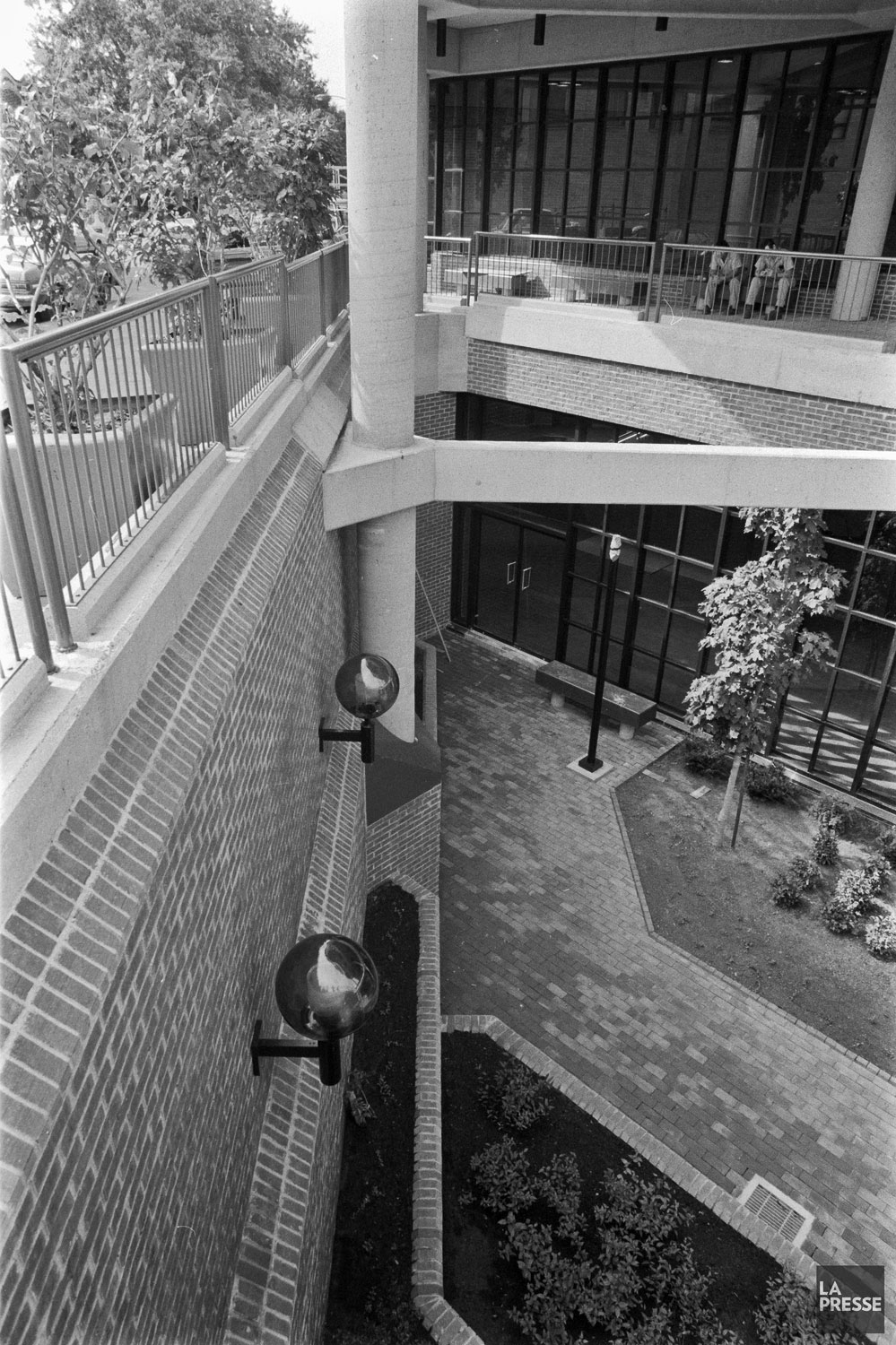 The sunken garden seen from the street at the time of the station’s opening in 1981