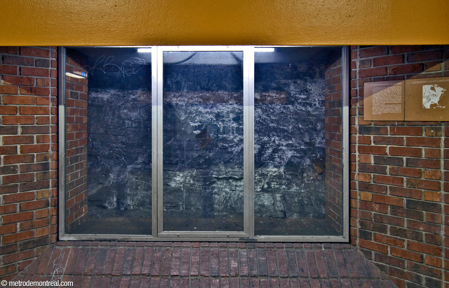 Geology window 'Le substratum rocheux de Montréal', adjacent to the Côte-Vertu platform