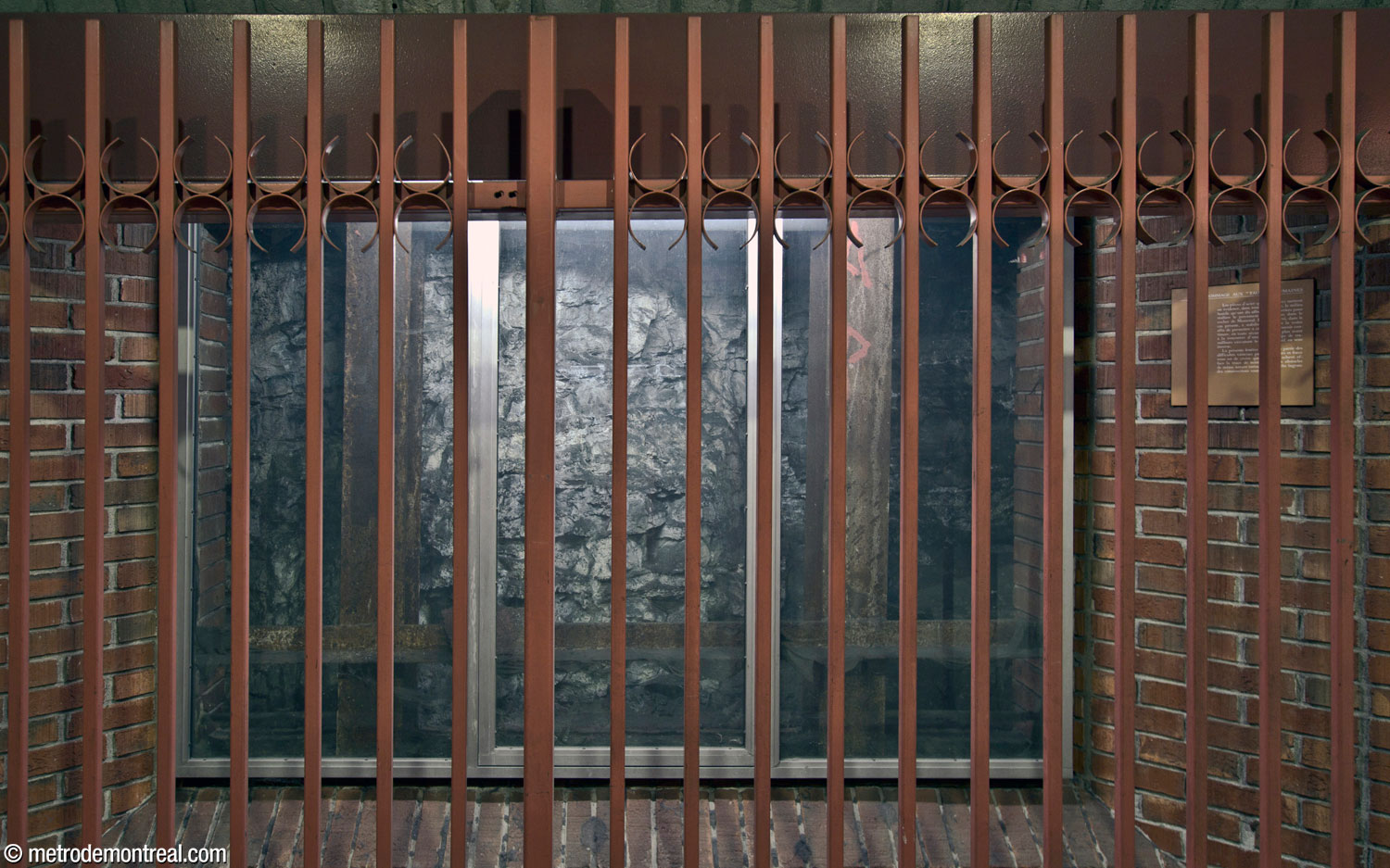 Geology window 'Hommage aux taupes humaines', adjacent to the terminus platform