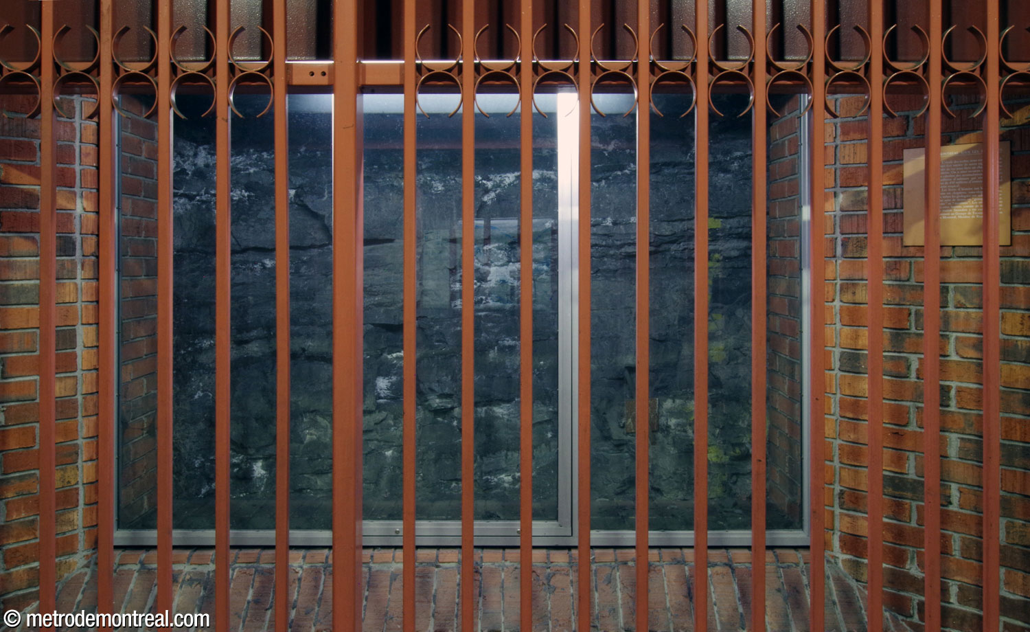 Geology window 'Montréal sous les tropiques', adjacent to the terminus platform