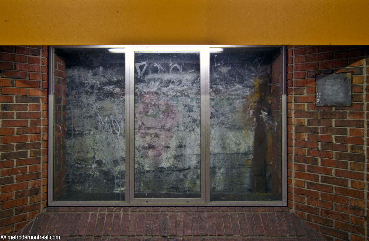 Geology window with missing plaque, adjacent to the Côte-Vertu platform