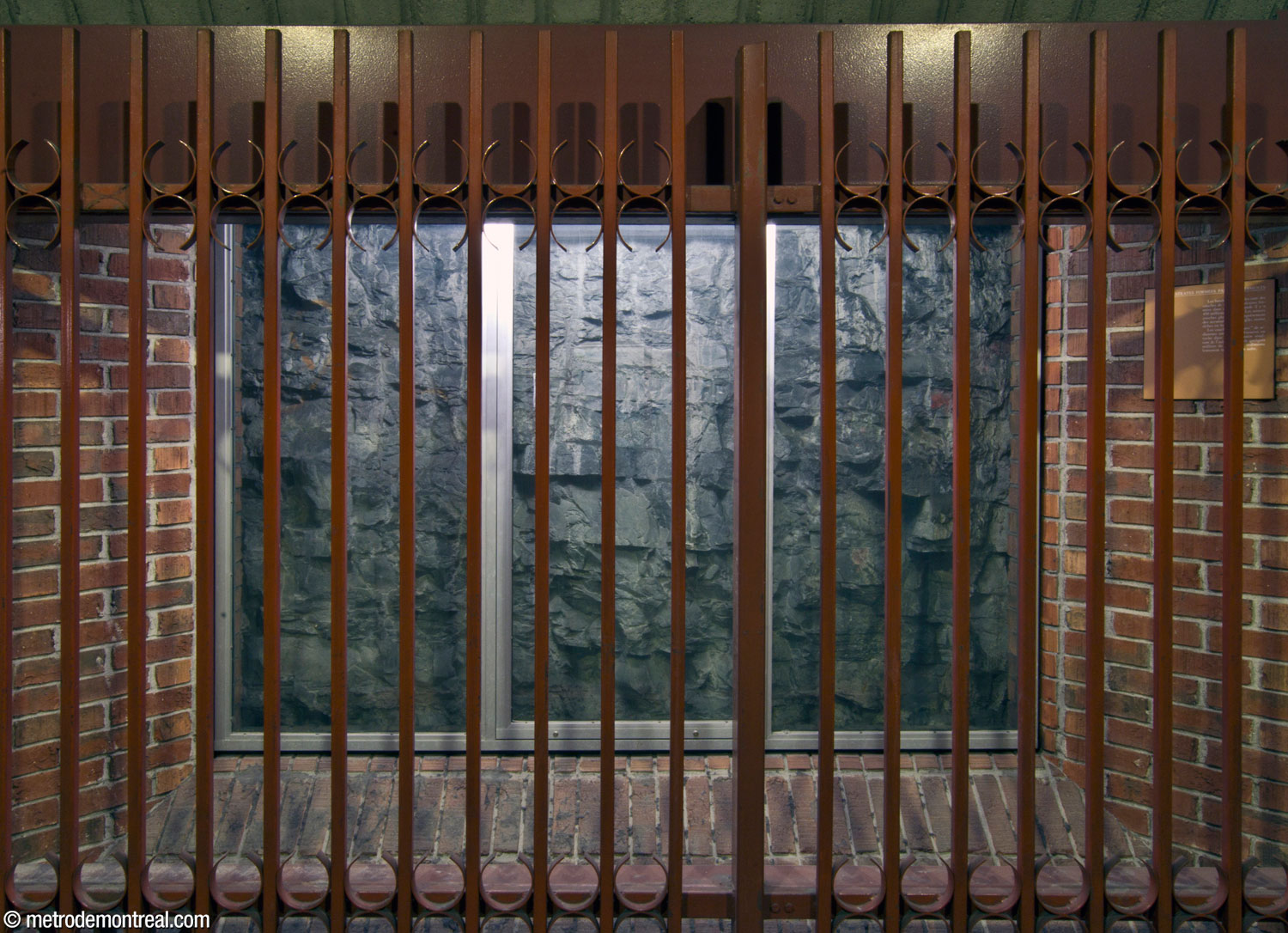 Geology window 'Les strates formées par les sédiments', adjacent to the terminus platform