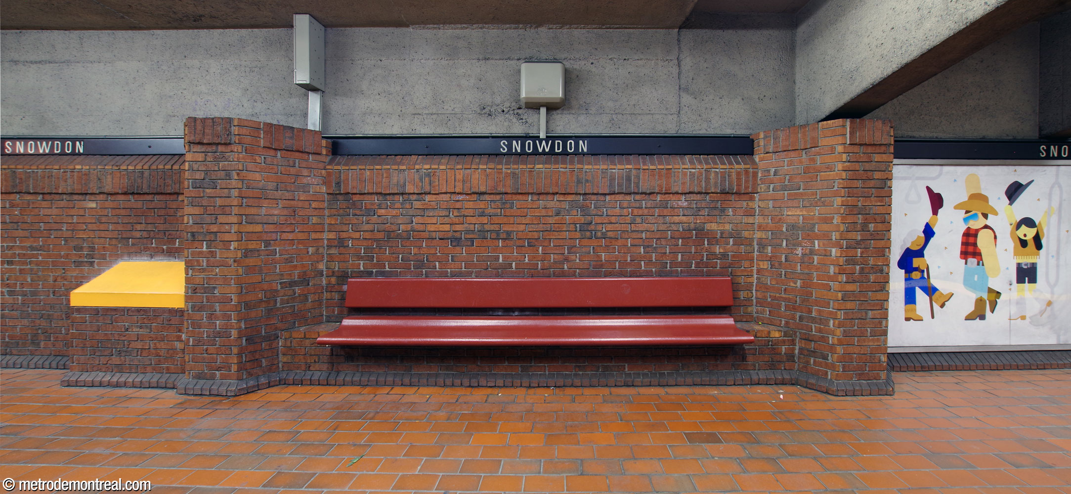 The accent colours on the lower platforms are the opposite of those on the upper platform: burgundy benches and yellow cornices.